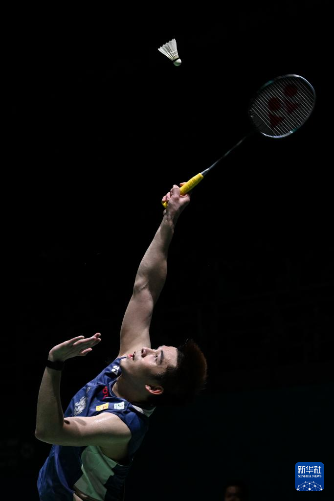 马来西亚男子羽毛球选手夺得金牌，震撼全场